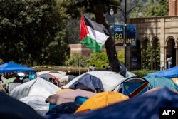 Bendera Palestina berkibar di perkemahan protes pro-Palestina di kampus University of California, Los Angeles (UCLA) di Los Angeles, California, pada 1 Mei 2024. (Foto: AFP)