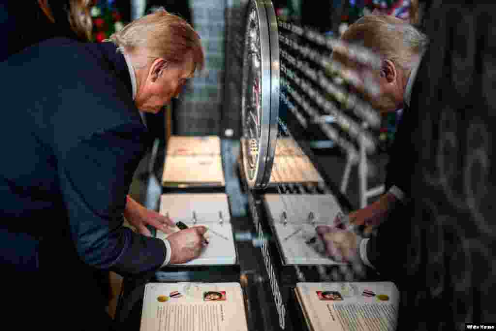 گالری عکس | دونالد ترامپ، رئیس جمهوری آمریکا، در حال امضای دفترچه یادبود گرامی‌داشت قربانیان حملات تروریستی یازدهم سپتامبر در بیست و چهارمین سالگرد این حملات در پنتاگون (پنج‌شنبه ۲۰ شهریور ۱۴۰۴) 