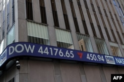 ข้อมูลการซื้อขายหุ้นโดย Fox News ที่หน้าอาคาร News Corp นครนิวยอร์กซิตี้ เมื่อ 12 มี.ค. 2568