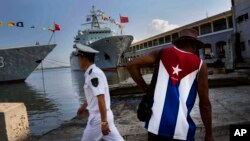 Gavana portidagi Xitoy harbiy kemasi, Gavana, Kuba, 2015-yil, 10-noyabr.