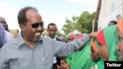 Le président somalien Hassan Sheikh Mohamud dans un camp de réfugiés le 6 juin 2016.