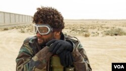 Seorang pemberontak bertumpu pada sebuah landasan roket di Ajdabiyah, Libya. DK PBB mempertimbangkan resolusi larangan terbang atas Libya.