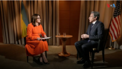 우크라이나를 방문 중인 토니 블링컨 미국 국무장관(오른쪽)이 19일 VOA와 인터뷰했다.