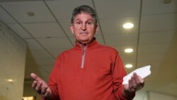 미국 민주당 중진 조 맨친 상원의원이 지난 18일 의사당에서 투표권 확대 법안에 관해 취재진과 환담하고 있다.