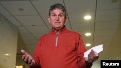 ڈیموکریٹک سینیٹر جو منچن ۔ فوٹو رائٹرز