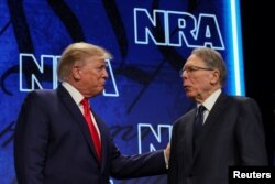 미국 텍사스주 휴스턴에서 27일 시작된 전미총기협회(NRA) 연례총회에서 도널드 트럼프(왼쪽) 전 대통령과 웨인 라피에르 NRA 최고경영자(CEO)가 인사하고 있다.