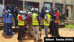 Les électeurs cherchent leurs noms sur les listes électorales, à Anambra, le 7 novembre 2021. 