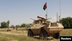ARSIP - Sebuah kendaraan militer berpatroli di kawasan Babaji di provinsi Lashkar Gah Helmand, Afghanistan, 8 Mei 2016 (foto: REUTERS/Abdul Malik)