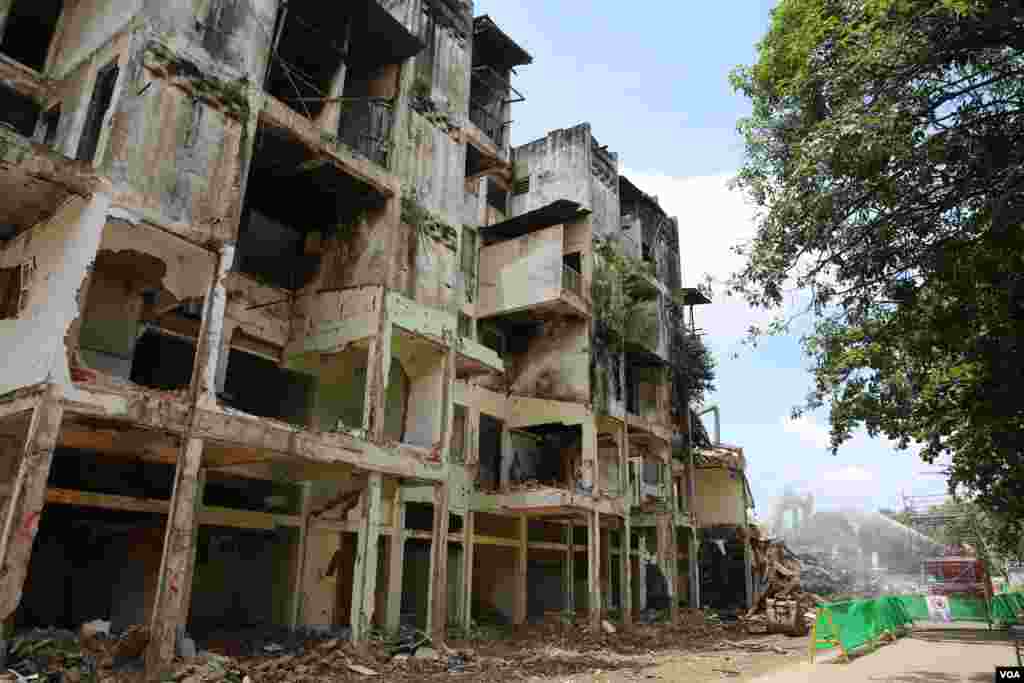 ទិដ្ឋភាព​នៃ​ការ​វាយកម្ទេច​អគារប៊ូឌីញ​ "អគារ ស​" ក្នុង​រាជធានី​ភ្នំពេញ​ នាថ្ងៃទី៣​ ខែសីហា​ ឆ្នាំ២០១៧។ ​អគារ​ប៊ូឌីញ​ កសាង​ឡើង​ក្នុង​អំឡុង​ឆ្នាំ១៩៦០​ ហើយ​អគារ​នេះ​ចាប់ផ្តើម​វាយកម្ទេច​នា​ខែ​ កក្កដា​ ឆ្នាំ​២០១៧។ ​(រ៉ាវី សុភារ័ត្ន/VOA)