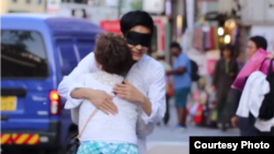 서울 인사동 거리에서 시민이 탈북민 청년 허준 씨를 안아주고 있다. 사진출처: Youtube/Junstory