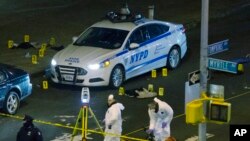 Petugas memeriksa lokasi tempat dua polisi New York ditembak di sekitar Bedford-Stuyvesant, Brooklyn, New York, 20 Desember 2014.