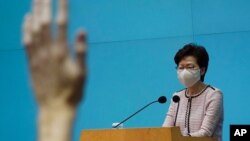 캐리 람 홍콩 행정장관이 8일 기자회견에서 질문을 받고 있다.