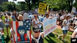 Para aktivis berkumpul untuk memprotes kebijakan keras Pemerintahan Trump dalam menangani imigran ilegal dan pemisahan anak-anak imigran dari orang tuanya, di Lafayette Square di seberang Gedung Putih, Washington, Sabtu, 30 Juni 2018.
