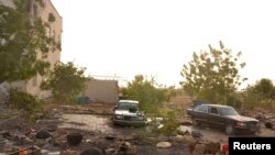 Des débris sont dispersés devant un bâtiment que les insurgés de Boko Haram ont utilisé comme base avant d'être chassés par l'armée tchadienne à Dikwa le 2 mars 2015.