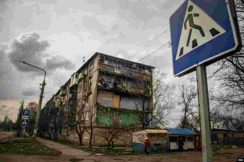 Shelling destroyed many homes this year, including this apartment block in the town of Krasnohorivka, where residents are on the brink of a humanitarian crisis. (Adam Bailes/VOA)