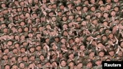 지난해 4월 북한 군인들이 현지지도를 나온 김정은 북한 국방위 제1위원장을 향해 박수를 치고 있다. (자료사진)