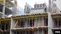 지난 2012년 러시아 블라디보스톡 건설현장의 북한 노동자들. (자료사진)