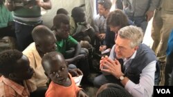 Le haut-commissaire des Nations unies Fillippo Grandi discute avec des réfugiés sud-soudanais à Arua, Ouganda, le 30 janvier 2018. (VOA/H. Athumani)