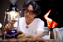 Lee Seung-yoon menyalakan lampu selama staycation di rumahnya di tengah pandemi Covis-19, di Seoul, Korea Selatan, 22 Agustus 2020. (Foto: REUTERS/Kim Hong-Ji)