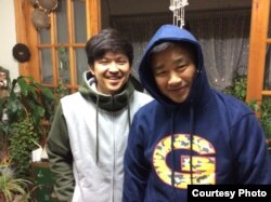 평양과학기술대 초빙교수로 근무하다 북한에 억류된 미국인 김상덕 씨(오른쪽)가 아들 김솔 씨와 억류 전 찍은 사진. 김솔 씨 제공.