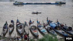 រូបឯកសារ៖ ជីវិតលើទូកនេសាទរបស់ប្រជាជនខ្មែរឥស្លាម ដែលសំចតនៅច្រាំងទន្លេមេគង្គ ភ្នំពេញ នៅថ្ងៃទី៣០ ខែធ្នូ ឆ្នាំ២០១៨។ (ខាន់ សុគុំមនោ/វីអូអេ)