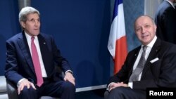 Menteri Luar Negeri Amerika Serikat John Kerry (kiri) bersama Menteri Luar Negeri Perancis Laurent Fabius dalam pertemuan bilateral di Le Bourget, luar kota Paris (9/12).