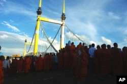 រូបឯកសារ៖ ពលរដ្ឋ​ខ្មែរ​កាន់​ទុក្ខ​ ក្រោយពីសោកនាដកម្ម​នៅ​លើ​ស្ពាន​កោះ​ពេជ្រ កាលពីឆ្នាំ២០១១។