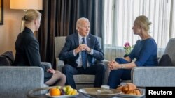 조 바이든(가운데) 미국 대통령이 사망한 러시아 야권 정치인 알렉세이 나발니의 부인 율리아 나발나야(오른쪽), 딸 다샤 나발나야와 22일 샌프란시스코에서 면담하고 있다.