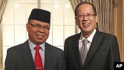 Presiden Filipina Benigno Aquino (kanan) saat melakukan pembicaraan dengan Haji Murad Ibrahim, Ketua Front Pembebasan Islam Moro di Tokyo, Agustus tahun lalu (foto: dok). 
