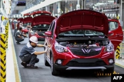 រូបភាព​ឯកសារ៖ កម្មករ​ធ្វើ​ការ​ផ្គុំ​រថយន្ត​នៅ​រោងចក្រ​ផលិត​រថយន្ត របស់​ក្រុមហ៊ុន VinFast ក្នុង​ក្រុង Haiphong ប្រទេស​វៀតណាម កាលពី​ថ្ងៃទី១៤ ខែមិថុនា ឆ្នាំ២០១៩។