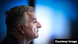 Ukraina favqulodda vaziyatlar xizmati xodimlari yaralangan homilador ayolni olib ketmoqda. &nbsp;Mariupolda tug&#39;ruqxona Rossiya hujumiga uchradi.