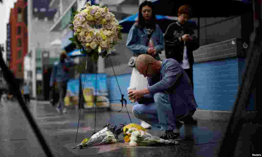 បុរស​ម្នាក់​ដាក់​ផ្កា​ដើម្បី​រំលឹក​ដល់​តារាសម្តែង​ Doris Day ដែល​ទើប​នឹង​ស្លាប់​នៅ Hollywood Walk of Fame ក្នុង​ទីក្រុង​ Los Angeles រដ្ឋ​កាលីហ្វ័រញ៉ា​កាលពី​ថ្ងៃទី​១៣ ខែឧសភា ឆ្នាំ២០១៩។ &nbsp;