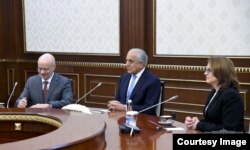 Chapdan: AQShning Toshkentdagi diplomatik missiyasi rahbari Alan Meltzer, Afg'oniston bo'yicha maxsus elchi Zalmay Halilzod va Oq uy rasmiysi Liza Kurtiz, Toshkent, 10-dekabr, 2018
