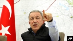 លោក Hulusi Akar រដ្ឋមន្ត្រី​ការពារ​ជាតិ​របស់​តួកគី​ថ្លែង​នៅ​ក្នុង​បន្ទប់​ប្រតិបត្តិការ​មួយ​នៅ​ទីស្នាក់ការ​កណ្តាល​កងទ័ព នៅ​ក្នុង​ក្រុង​អង់ការ៉ា ប្រទេស​តួកគី កាលពី​ថ្ងៃទី៩ ខែតុលា ឆ្នាំ២០១៩។