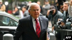 Seneta wa zamani wa Marekani Bob Menendez akifika kwenye Mahakama ya serikali kuu ya Manhattan, Mei 13, 2024. Picha ya AFP