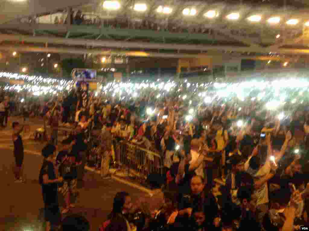Hong Kong pro-democracy protesters defied volleys of tear gas and police baton charges to stand firm in the center of the global financial hub, one of the biggest political challenges for China since the Tiananmen Square crackdown 25 years ago, Hong Kong, Sept. 29, 2014. (Hai Yan / VOA Mandarin)