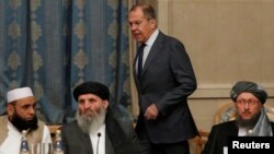 Menlu Rusia Segei Lavrov (berdiri) dan para delegasi Taliban dalam perundingan damai di Moskow, Rusia 9 November 2018 lalu. 