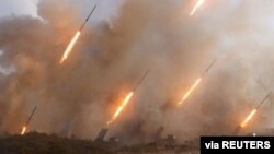 김정은 북한 국무위원장이 지난 9일 전선 장거리포병구분대의 화격타격훈련을 지도했다며, 10일 관영 조선중앙통신이 사진을 공개했다.