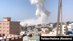 22일 소말리아 수도 모가디슈 차량폭탄 공격 현장에서 연기가 피어오르고 있다. (소셜미디어 영상 캡쳐)