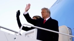 ប្រធានាធិបតី​ជិត​ផុត​អាណត្តិ​របស់​សហរដ្ឋ​អាមេរិក​ លោក Donald Trump និង​អ្នកស្រី Melania Trump ដែល​ជា​ភរិយា ឡើង​ជិះ​យន្ដហោះ​សម្រាប់​ដឹក​ប្រធានាធិបតី​ Air Force One នៅ​ឯ​មូលដ្ឋាន​ទ័ព Air Force Base ក្នុង​រដ្ឋ Maryland ក្នុង​ដំណើរ​ទៅ​កាន់​រដ្ឋ Florida ថ្ងៃទី២០ ខែមករា ឆ្នាំ២០២១។