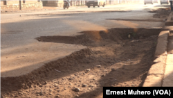 Route en état de delabrement avancé au centre-ville de Bukavu, le 23 mars 2018. (VOA/Ernest Muhero)