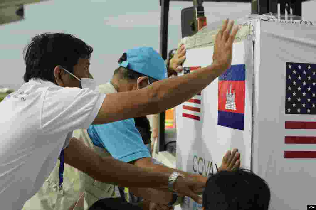 វ៉ាក់សាំងបង្ការជំងឺកូវីដ១៩ ប្រភេទ Johnson &amp; Johnson ដែលជាជំនួយរបស់សហរដ្ឋអាមេរិក ក្រោមយន្តការកូវ៉ាក់(COVAX) បានមកដល់កម្ពុជា នៅថ្ងៃទី ៣០ ខែកក្កដា ឆ្នាំ២០២១។ (ហ៊ាន សុជាតា/វីអូអេ)