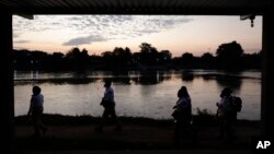 ភ្នាក់ងារ​អន្តោប្រវេសន៍​ម៉ិកស៊ិក ដើរ​នៅ​ក្បែរ​ទន្លេ Suchiate River ដែល​ជា​ព្រំដែន​ធម្មជាតិ​រវាង​ប្រទេស​ក្វាតេម៉ាឡា​និង​ម៉ិកស៊ិក នៅ​ខាង​ប្រទេស​ម៉ិកស៊ិក​នៅ​ថ្ងៃទី២២ ខែមីនា ឆ្នាំ២០២១។