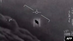Snimak neidentifikovanog letećeg objekta koji je objavio Pentagon 28. aprila 2020. godine (Foto: AFP/US DEPARTMENT OF DEFENSE/HANDOUT)