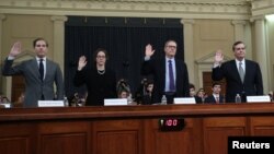 Pravni stručnjaci Noa Feldman, Pamela Karlan, Majkl Gerhart i Džonatan Tarli polažu zakletvu pred današnje svedočenje u Kongresu (Foto: AP) 