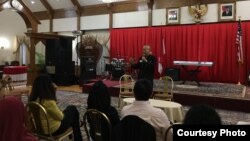 Maestro Kuliner Indonesia, William Wongso, berbicara di acara Culinary Business Workshop di Washington, DC. (Dok: VOA)