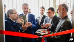 فیصل مقداد وزیر امور خارجه سوریه (سمت چپ) در کنار حسین امیرعبداللهیان در مراسم افتتاحیه ساختمان جدید کنسولگری جمهوری اسلامی در دمشق - ۲۰ فروردین ۱۴۰۳ 