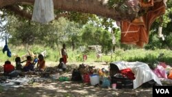 Children are seen at a camp outside Chokwe, Mozambique, January 24, 2013. (VOA/J.Jackson)