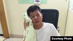 Cambodian opposition​ CNRP lawmaker Kong Saphea is seen in a wheelchair at Phyathai hospital in Bangkok on Tuesday, October 27, 2015 after being beaten by protesters in Phnom Penh, Cambodia on Monday. (Courtesy of Nhay Chamroeun)