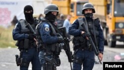 Arhiva - Pripadnici specijalnih jedinica kosovske policije na graničnom prijelazu Jarinje, Kosovo, 21. septembra 2021. (Foto: Rojters, Laura Hasani)